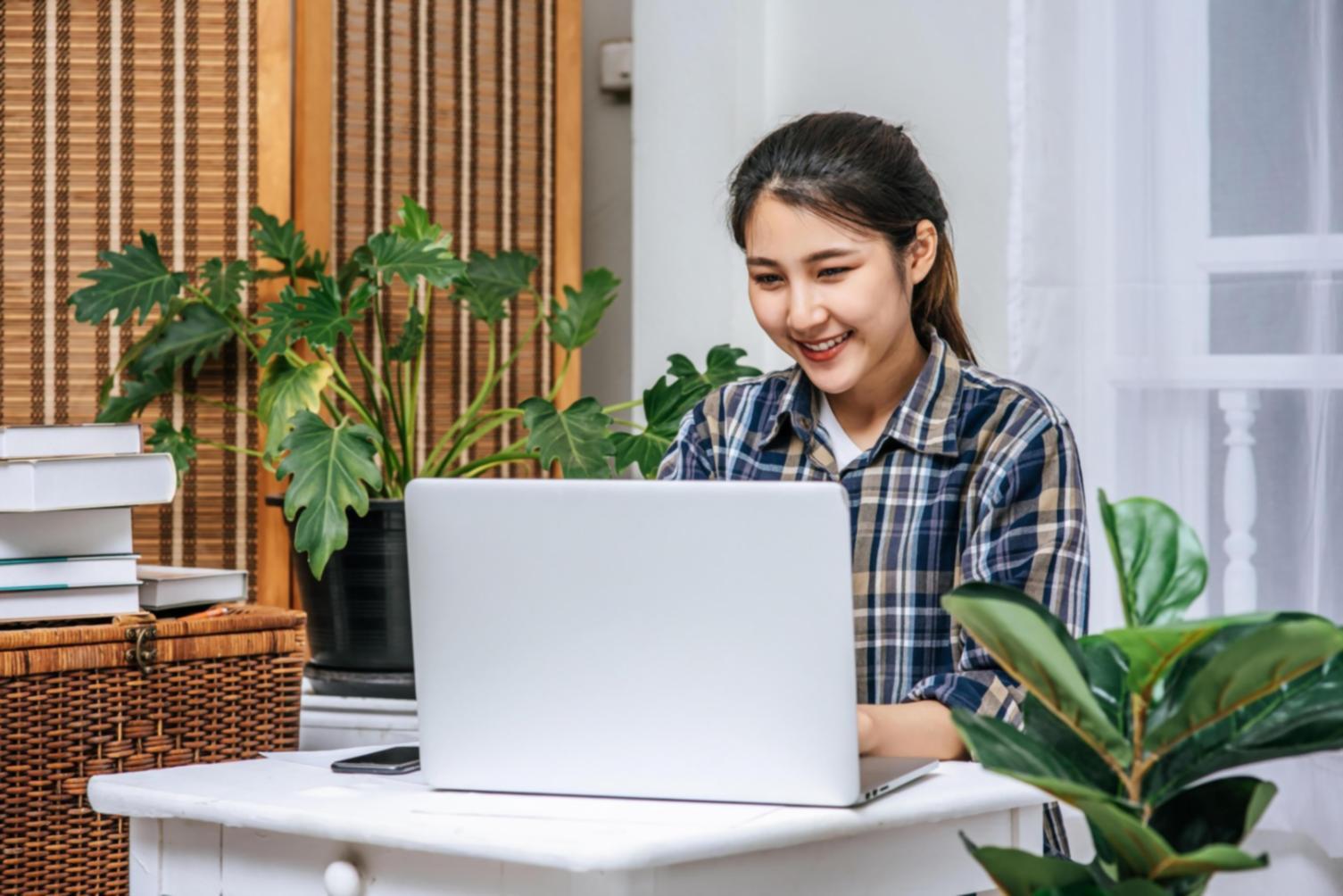 Team bei der Arbeit an Finanzszenarien und Strategiemodellen