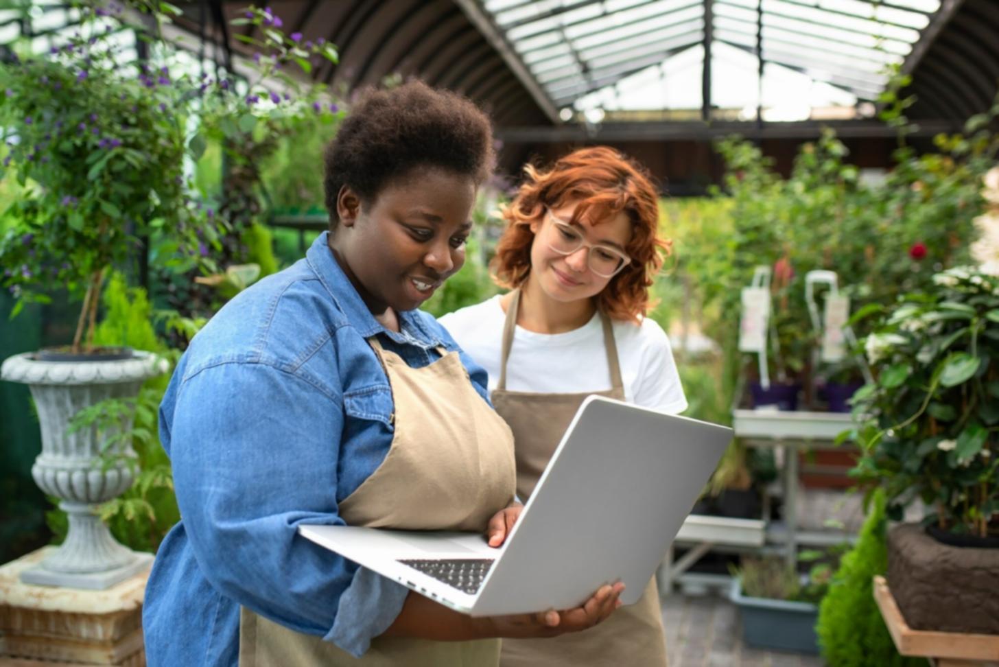 Teilnehmer arbeiten mit Finanzmodellen in einer Workshop-Umgebung