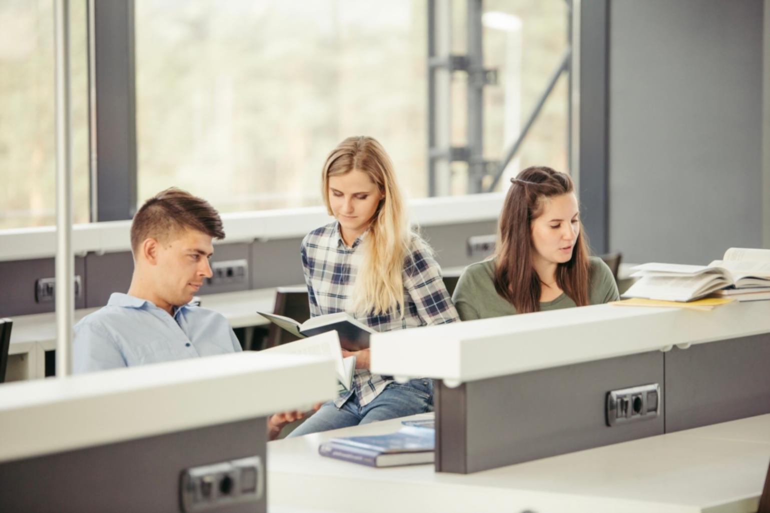 Finanzteam bei der Szenario-Analyse